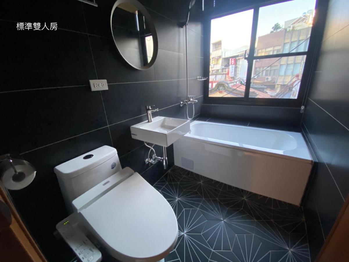 良文旅2館ryou Hotel Vintage - II ไถหนาน ภายนอก รูปภาพ