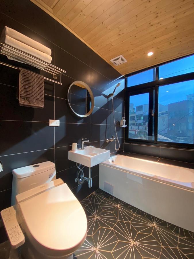 良文旅2館ryou Hotel Vintage - II ไถหนาน ภายนอก รูปภาพ