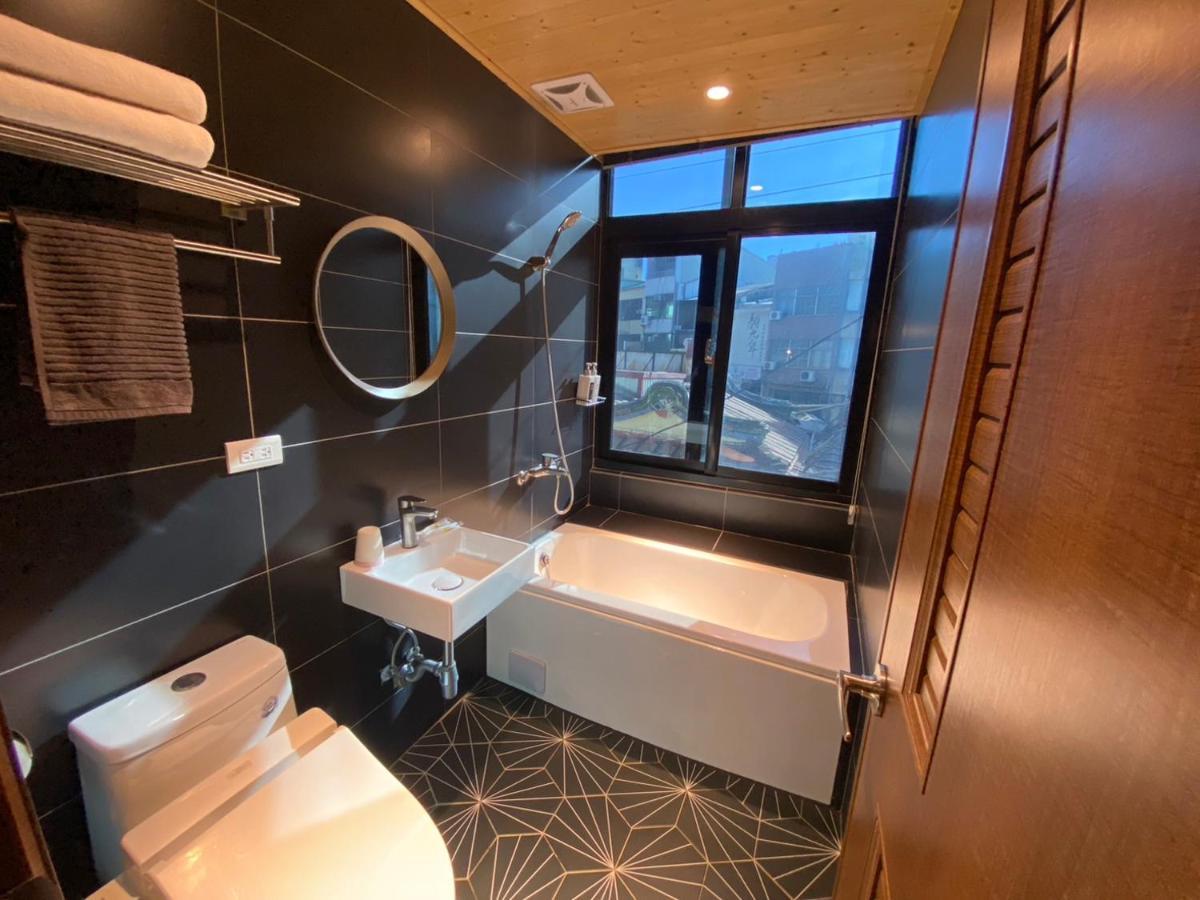 良文旅2館ryou Hotel Vintage - II ไถหนาน ภายนอก รูปภาพ